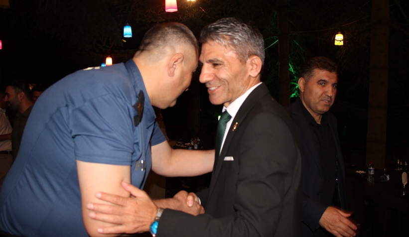 akyazi-adliyesinden-veda-yemegi-hakim-ve-icra-mudurune-plaketli-ugurlamaeetwtlnjk1