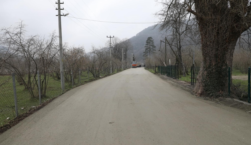 Akyazı Ballıkaya’da beton yol çalışmaları tamamlandı