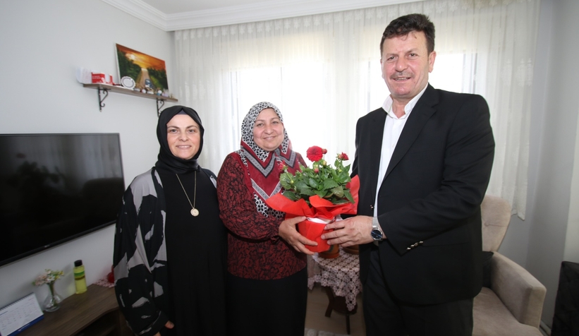 Akyazı Belediyesi'nden annelere ziyaret