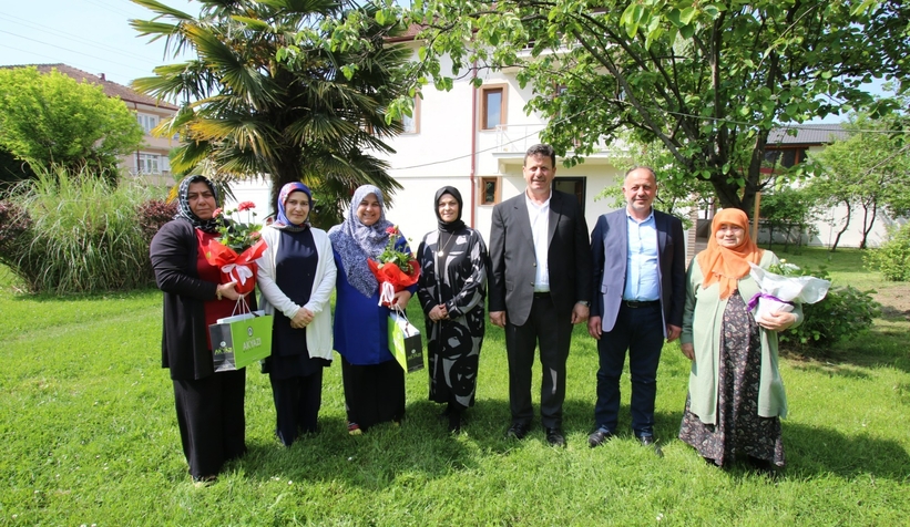 Akyazı Belediyesi'nden annelere ziyaret