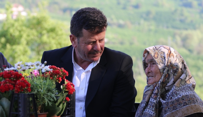 Akyazı Belediyesi'nden annelere ziyaret