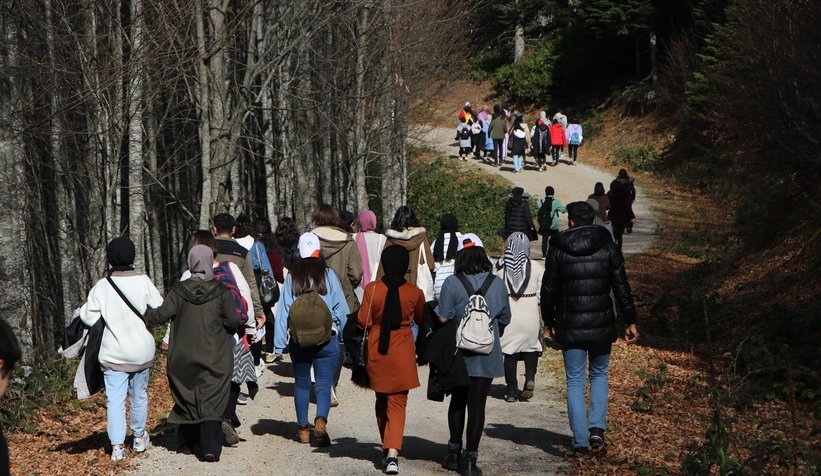 Akyazı Belediyesi'nden üniversite öğrencilerine doğa gezisi