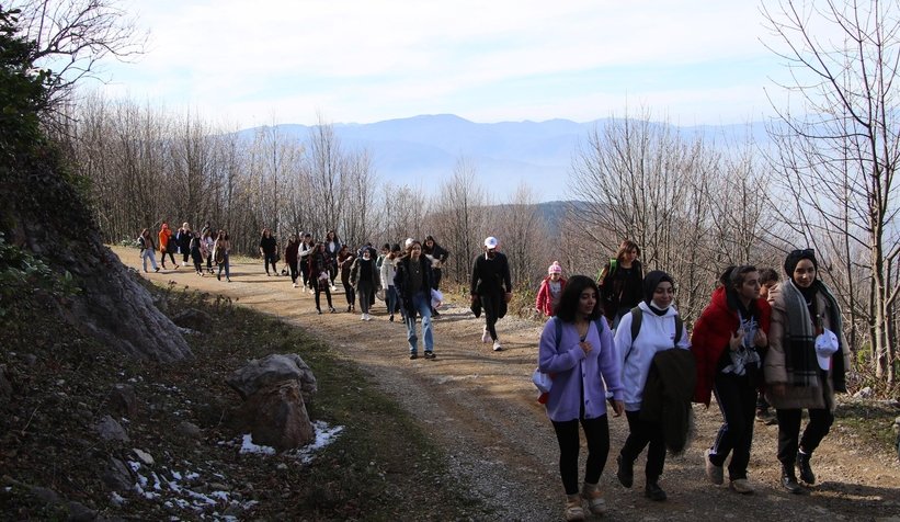 Akyazı Belediyesi'nden üniversite öğrencilerine doğa gezisi