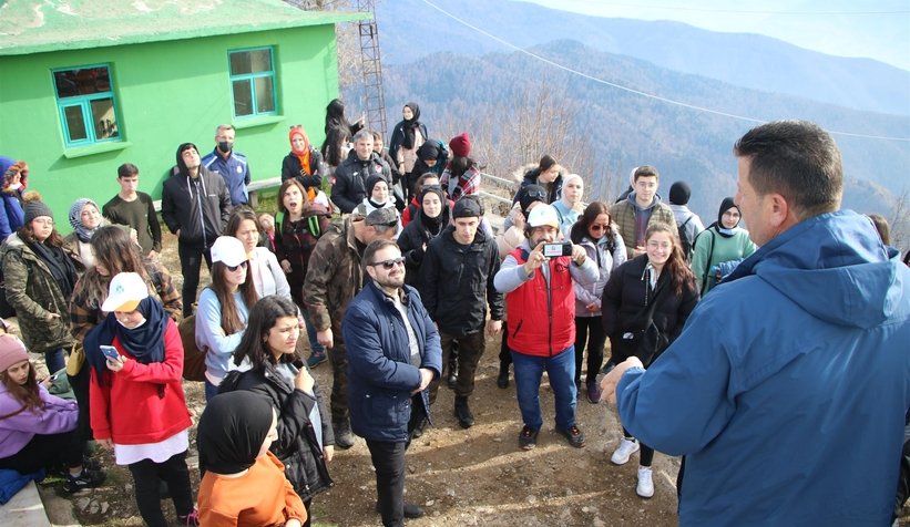 Akyazı Belediyesi'nden üniversite öğrencilerine doğa gezisi