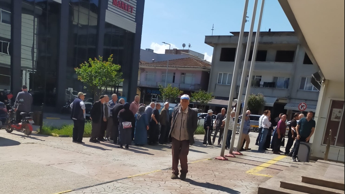 Akyazı Belediyesi önünde uzun kuyruklar oluştu