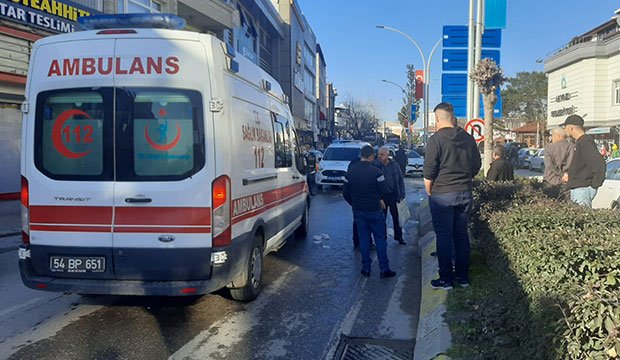Akyazı çarşı içinde kaza: 1 yaralı