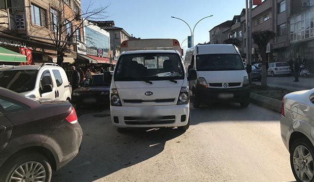Akyazı çarşı içinde kaza: 1 yaralı