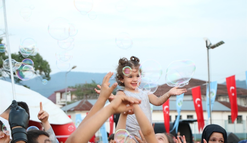 akyazi-cocuk-senliginde-cocuklar-doyasiya-eglenditlj4vezld1