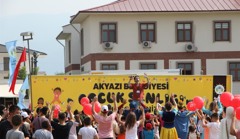 akyazi-cocuk-senliginde-cocuklar-doyasiya-eglenditlj4vezld1