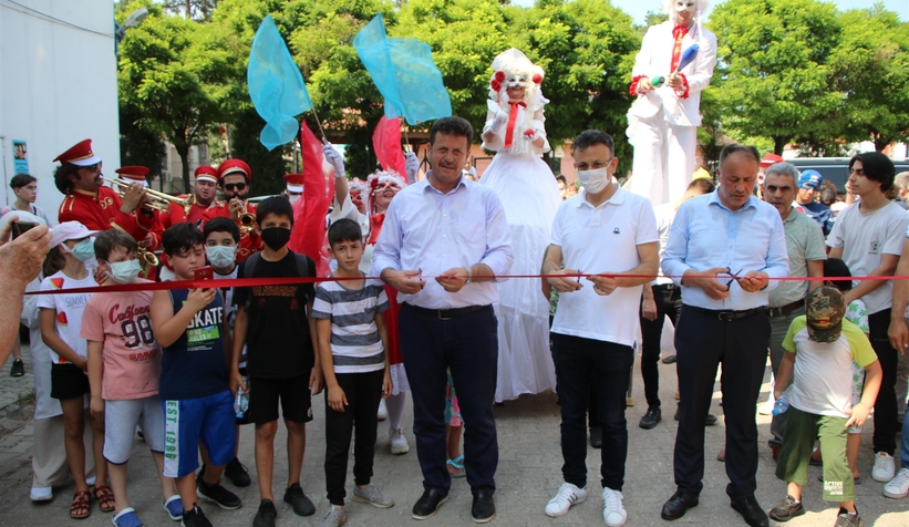akyazi-cocuk-senliginde-cocuklar-doyasiya-eglenditlj4vezld1