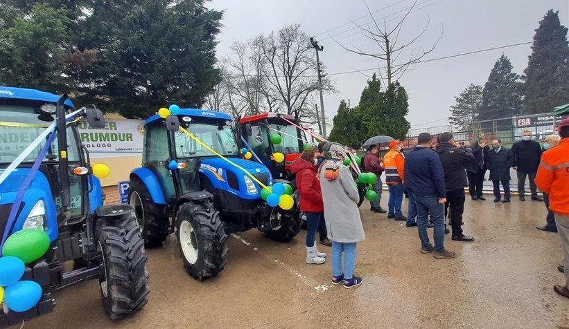 Akyazı'da 10 orman köylüsüne traktör verildi
