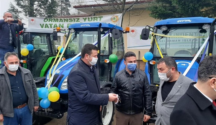 Akyazı'da 10 orman köylüsüne traktör verildi
