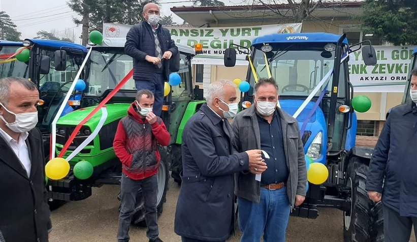 Akyazı'da 10 orman köylüsüne traktör verildi