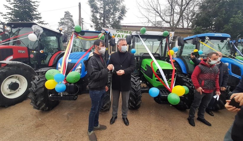 Akyazı'da 10 orman köylüsüne traktör verildi