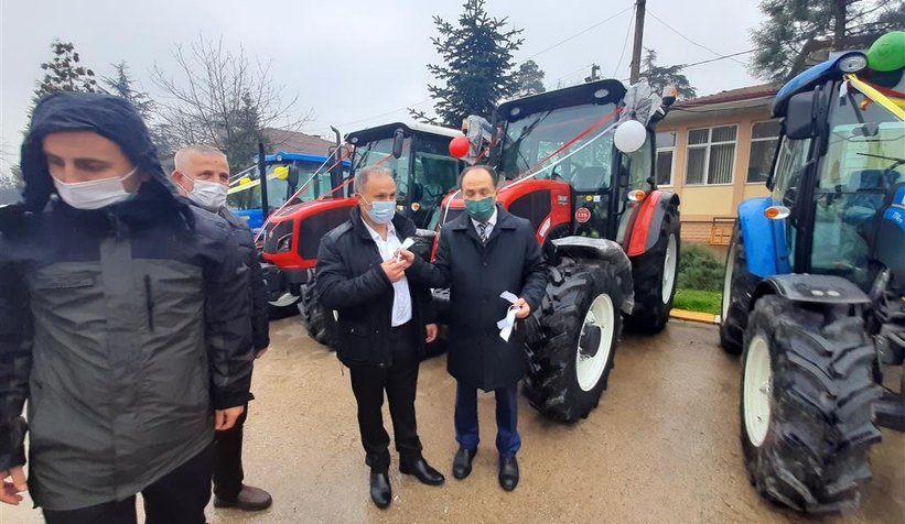Akyazı'da 10 orman köylüsüne traktör verildi