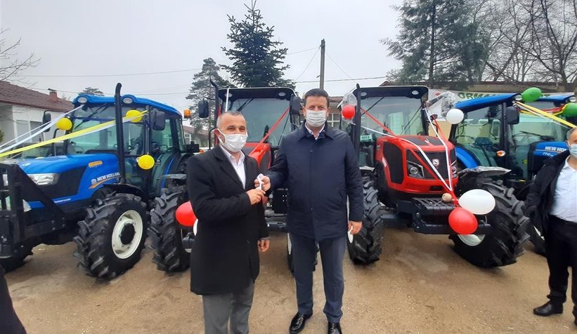 Akyazı'da 10 orman köylüsüne traktör verildi