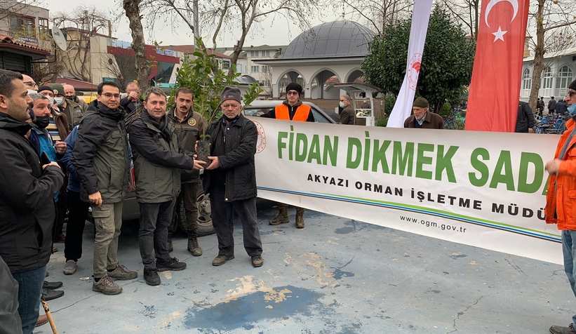 Akyazı'da 1200 fidan dağıtıldı