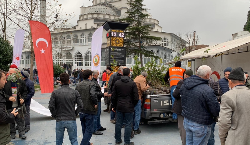 Akyazı'da 1200 fidan dağıtıldı
