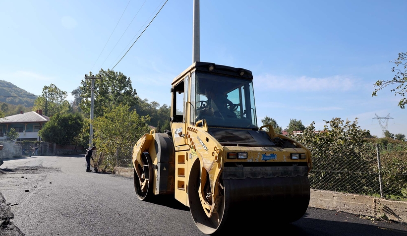 akyazi-da-4-mahallenin-yolu-buyuksehir-ile-asfalta-kavustumwjlu200b1