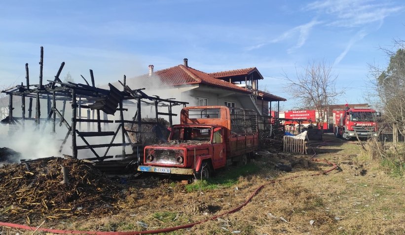 Akyazı'da ahır yangınında iki büyükbaş hayvan telef oldu