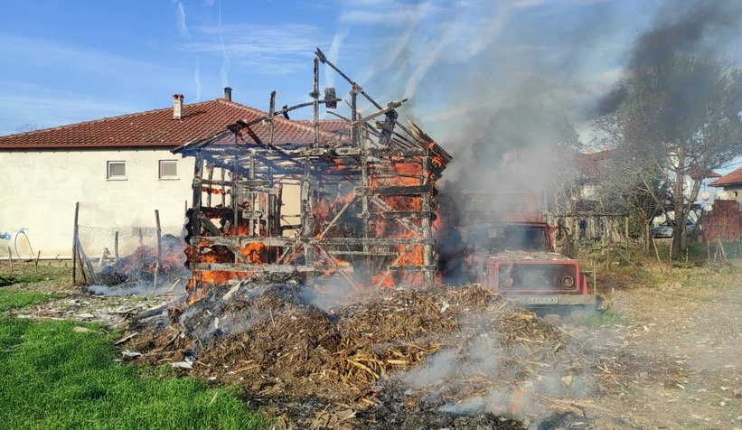 Akyazı'da ahır yangınında iki büyükbaş hayvan telef oldu