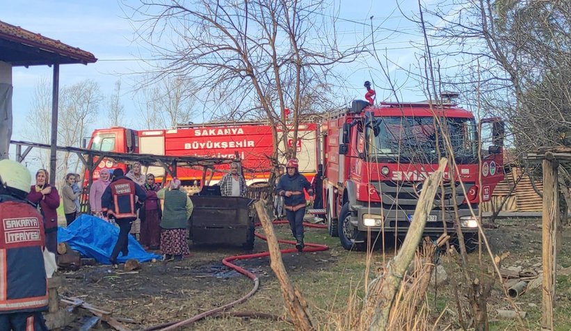 Akyazı'da ahır yangınında iki büyükbaş hayvan telef oldu