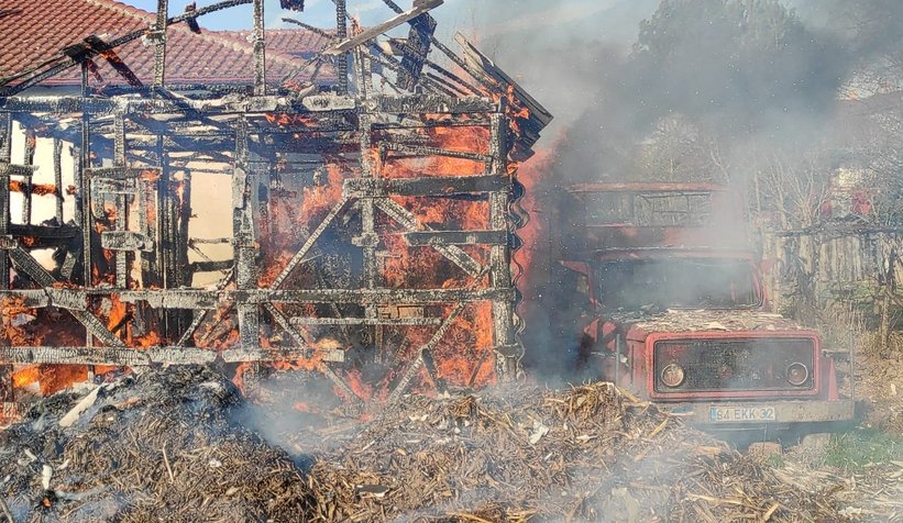 Akyazı'da ahır yangınında iki büyükbaş hayvan telef oldu