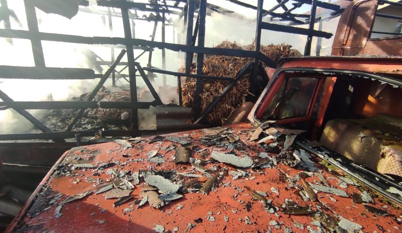 Akyazı'da ahır yangınında iki büyükbaş hayvan telef oldu