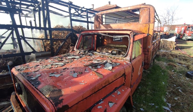 Akyazı'da ahır yangınında iki büyükbaş hayvan telef oldu