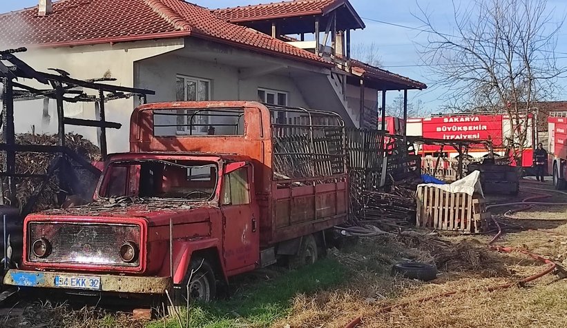 Akyazı'da ahır yangınında iki büyükbaş hayvan telef oldu