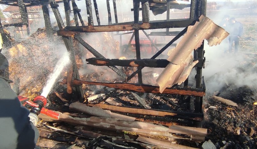 Akyazı'da ahır yangınında iki büyükbaş hayvan telef oldu