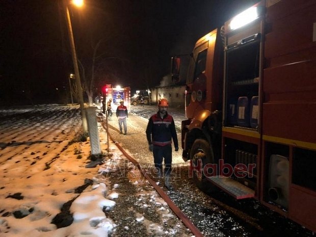 Akyazı'da ahşap atölyesi yandı