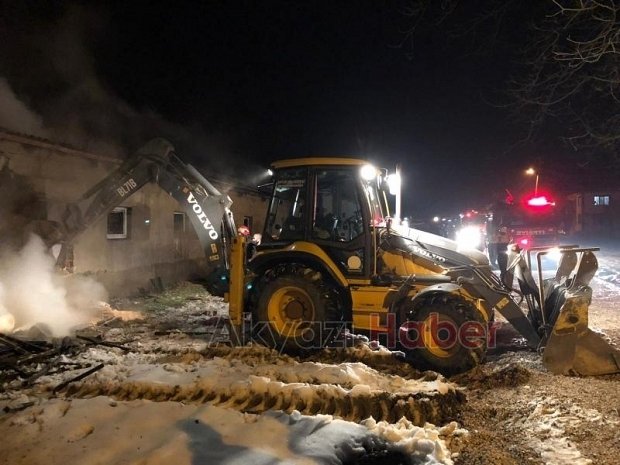 Akyazı'da ahşap atölyesi yandı