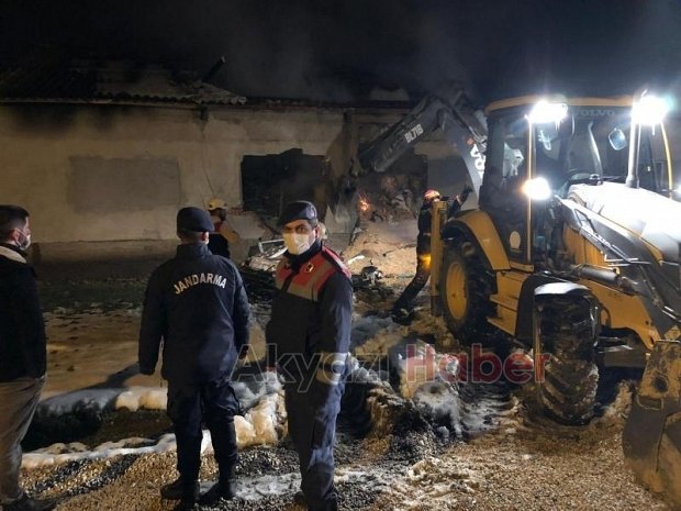 Akyazı'da ahşap atölyesi yandı