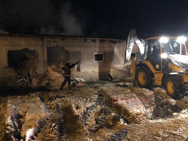 Akyazı'da ahşap atölyesi yandı