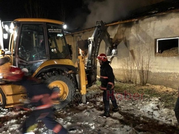 Akyazı'da ahşap atölyesi yandı