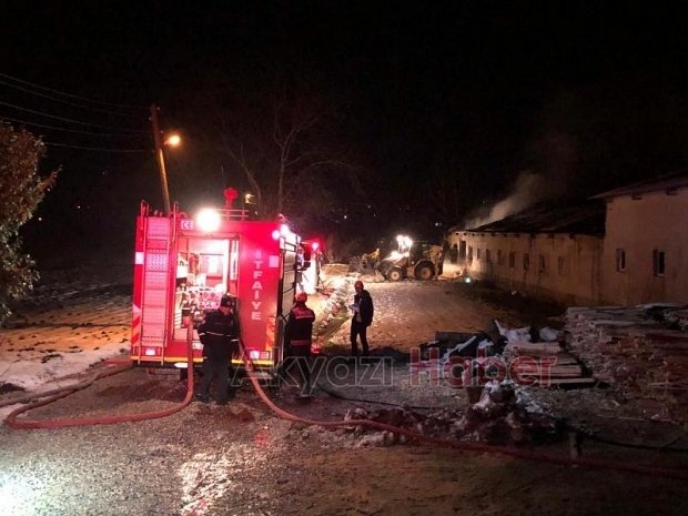 Akyazı'da ahşap atölyesi yandı