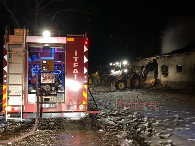 Akyazı'da ahşap atölyesi yandı