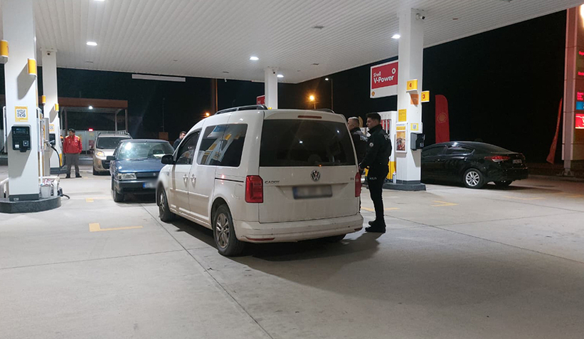 akyazi-da-arac-hirsizligi-iddiasi-benzinlikte-yakalandimzvlr1raeu