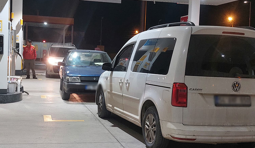 akyazi-da-arac-hirsizligi-iddiasi-benzinlikte-yakalandimzvlr1raeu