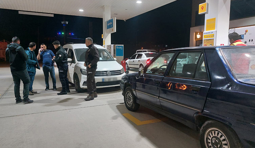 akyazi-da-arac-hirsizligi-iddiasi-benzinlikte-yakalandimzvlr1raeu