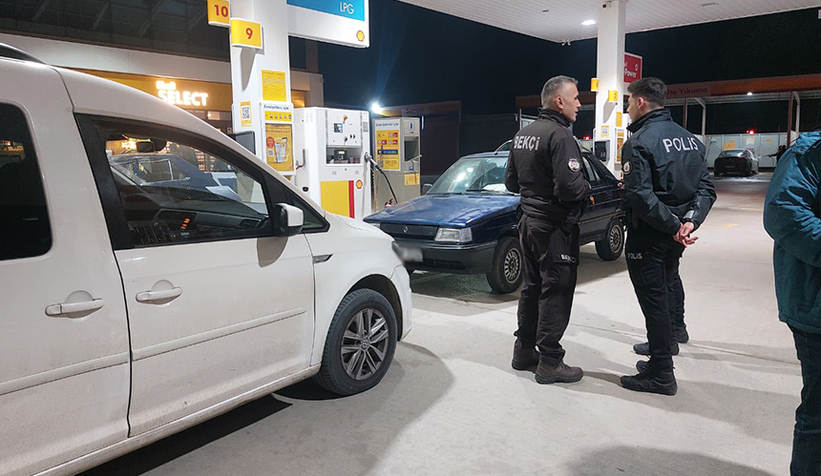 akyazi-da-arac-hirsizligi-iddiasi-benzinlikte-yakalandimzvlr1raeu