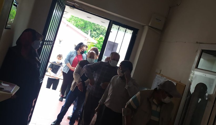 Akyazı'da aşı kuyruğu oluştu