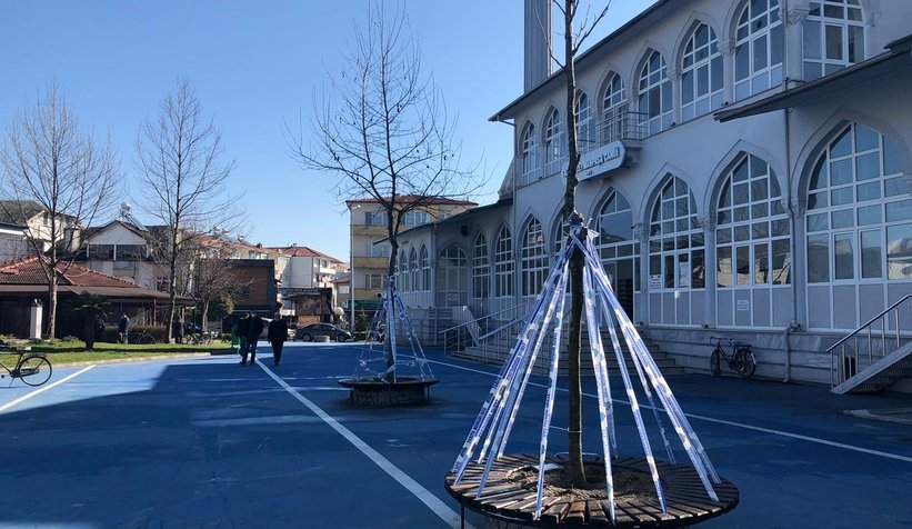 Akyazı'da banklar şeritlerle kapatıldı