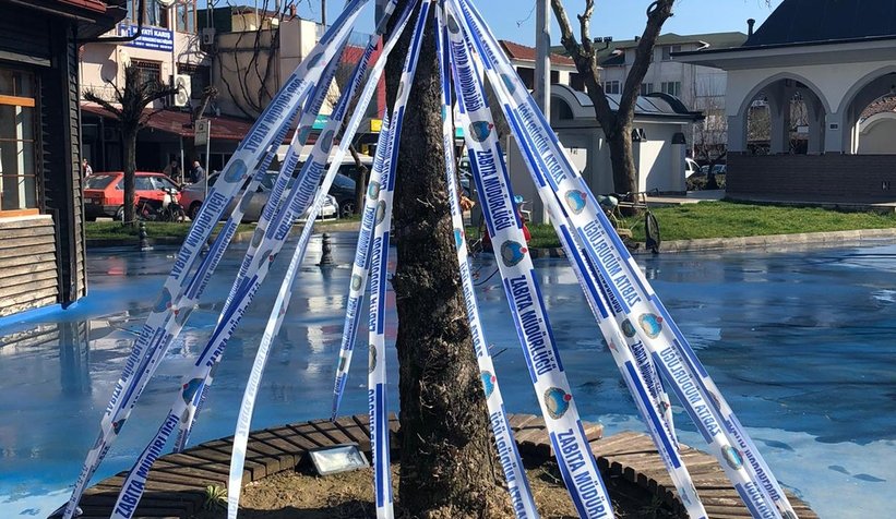 Akyazı'da banklar şeritlerle kapatıldı