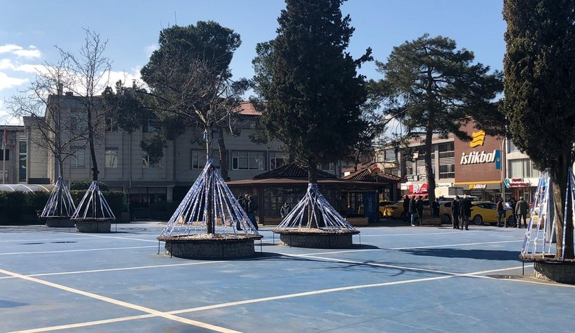 Akyazı'da banklar şeritlerle kapatıldı