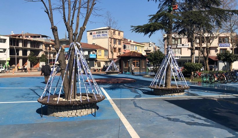 Akyazı'da banklar şeritlerle kapatıldı