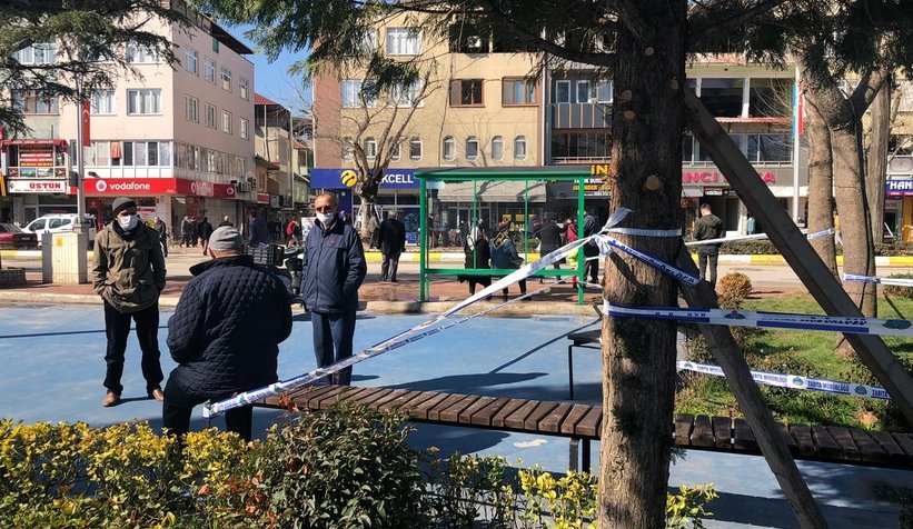 Akyazı'da banklar şeritlerle kapatıldı