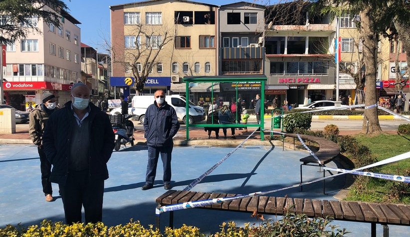 Akyazı'da banklar şeritlerle kapatıldı