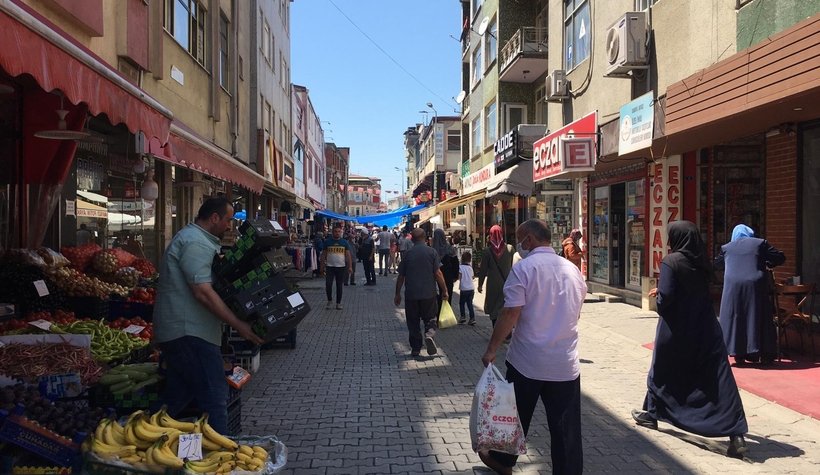 Akyazı'da bayram alışverişi yoğunluğu